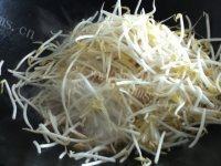 家常菜蒜苗炒豆芽做法图解6)