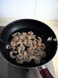 美味虾仁腰果炒意粉做法图解6)