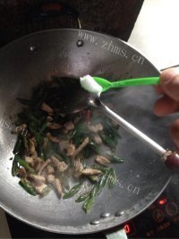 家常菜青椒炒瘦肉做法图解7)