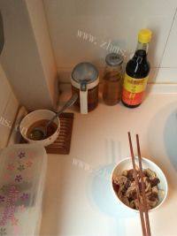 家常菜芹菜炒肉做法图解3)