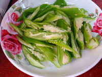 好吃的芋茎干炒腊肉做法图解2)