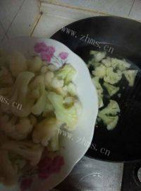 家常菜花菜炒肉丝做法图解4)