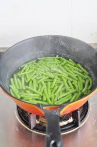 夏日必备凉菜麻酱豆角做法图解2)