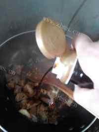 色味俱佳的萝卜炖牛肉做法图解7)