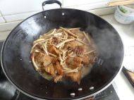 家常菜茶树菇红烧肉做法图解4)