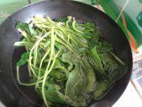 家常菜素炒菠菜做法图解2)