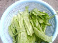 甘脆的素炒油麦菜做法图解3)