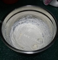 自制草莓奶油蛋糕卷做法图解13)