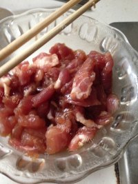 美味的肉片炒香芹做法图解2)