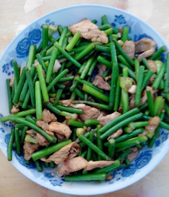 色泽鲜亮的蒜苔炒肉片