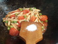 美味的杏鲍菇豌豆番茄面做法图解9)