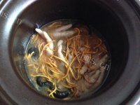 香菇虫草凤爪汤做法图解7)