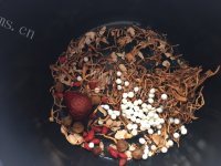 正宗的洋参虫草花鸡汤做法图解1)