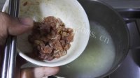 珍馐美味的皮蛋瘦肉粥做法图解9)