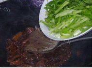 美味的芹菜炒牛肉做法图解5)