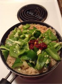 家常沙茶酱排骨焖饭做法图解8)