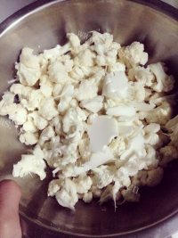 家常菜肉炒菜花做法图解2)