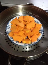 美味的红枣葡萄干南瓜发糕做法图解1)