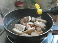 热腾腾的排骨炖豆角做法图解5)