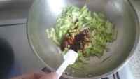 家常菜芹菜炒腐竹做法图解4)