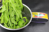 咸甜适中的豆豉鲮鱼油麦菜做法图解1)