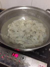 美味芝麻酱拌凉皮做法图解2)