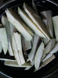 香气浓郁的茄子馅饺子做法图解2)