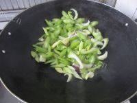 家常菜西芹炒鱿鱼做法图解6)