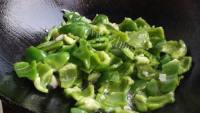 家常菜青椒炒豆腐干做法图解4)