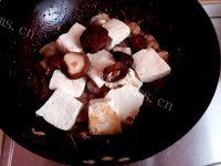 五味俱全的梭鱼炖豆腐做法图解5)
