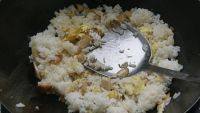 香气逼人的火腿蛋炒饭做法图解15)