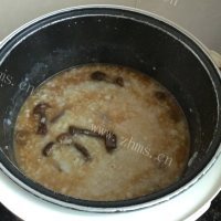 美味的真姬菇瘦肉粥做法图解8)
