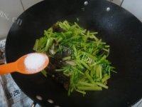 木耳炒芹菜自制做法图解5)