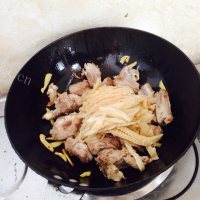 可口的酸菜排骨做法图解5)