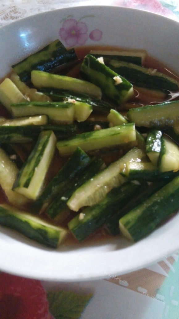 色泽鲜亮的凉拌青瓜