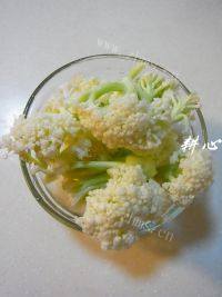 家常菜菜花木耳排骨汤做法图解2)