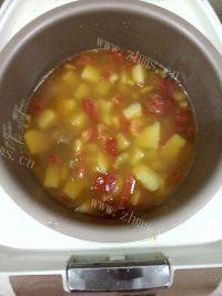 家常的西红柿土豆肉焖饭做法图解11)