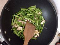 家常菜蒜苗炒肉片做法图解6)