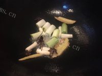 美味的小熊咖喱腔骨饭做法图解2)