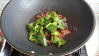 家常菜香肠炒青椒做法图解8)