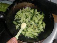 家常菜鸡蛋炒黄瓜做法图解9)