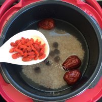 美味的桂圆枸杞美目粥做法图解6)