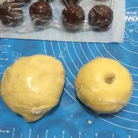 美味的红豆蛋黄酥做法图解7)