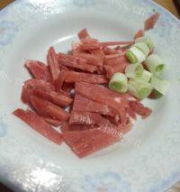 家常菜肉炒角瓜做法图解2)