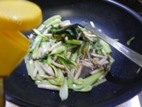 健康的油菜炒蟹味菇做法图解9)