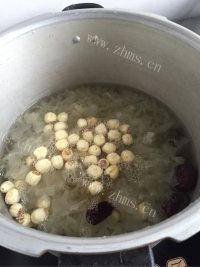 色泽鲜亮的银耳羹做法图解2)
