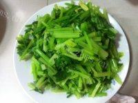 清淡的清炒芹菜做法图解4)
