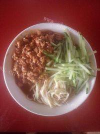 美味的香菇肉酱面