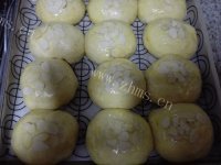 自制葡萄干小餐包做法图解8)