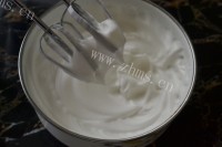 可口的酸奶戚风蛋糕做法图解5)